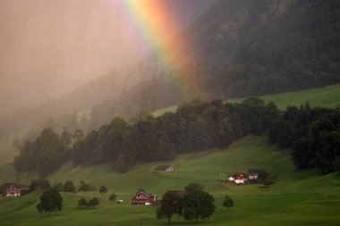 İsviçre manzarası. İsviçre Gölü 'ndeki köy. Alplerdeki dağ manzarası. İsviçre Alpleri. Turistik Alp köyünün manzarası. İsviçre Dağı manzarası