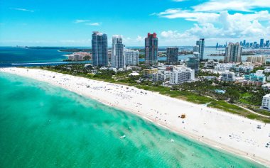 Miami 'nin silueti. Miami sahili hava manzaralı. Güney Sahili, Miami Sahili. Miami Beach, Florida 'daki South Pointe Parkı' nda hava manzarası. Florida 'da Amerikan turizmi