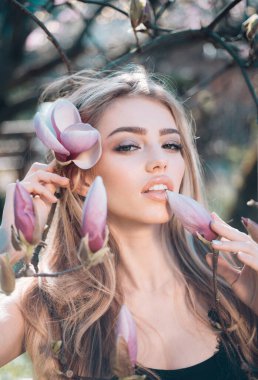 Açık hava yaşam tarzı Magnolia olan güzel kadın portresi. Doğal güzellik. Seyahat ve gençlik