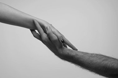 Yardım eli uzatıyorum. El ele tutuşun, yaklaşın. Yardım eli uzatıyorum. Kurtarma, el hareketlerine yardım etme. Kurtuluş ilişkileri. Destek eli. El hareketlerine, yardım ve umut işaretlerine yardım et. Yardım kolu, hayır işi.