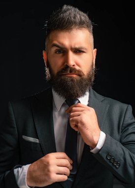 Klasik kostüm ve moda. Klasik takım elbiseli zengin sakallı adam. Şık, sıradan bir elbise. Moda kıyafeti. Lüks erkek kıyafetleri. Takım elbiseli adam. İş adamı güveni. Klasik kostüm. Mans Moda