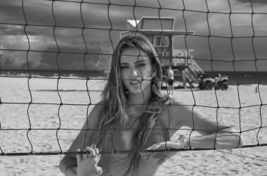 Miami sahilinde yaz portresi. Bikini iç çamaşırlı, denizde güzel seksi bir kadın. Mükemmel vücutlu seksi kız. Plajda bronzlaşmış seksi bir kadın model. Yaz plajı