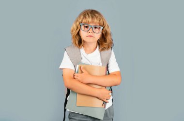Tecrit edilmiş bir geçmişi olan okul çocuğu. Çocuklar için eğitim, öğrenim ve bilgi