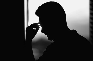 Sinüs ağrısı, gerilim ya da küme baş ağrısı olan bir adam, portreyi kapat. Baş ağrısı konsepti. Cephalalji ve migren. Migren belirtileri. Kronik baş ağrıları. Baş ağrısı tetikleyiciler