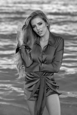 Yaz modası. Seksi kadın güzellik yaz portresi. Tropik plajda genç bir kadın. Yaz tatili ve bronzlaşma konsepti