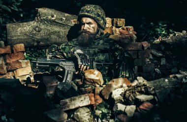 Askeri operasyon. Saldırı tüfeği ve makineli tüfekle ateş etmek, düşmana saldırmak. Askeri fotoğraf, ordu geçmişi.