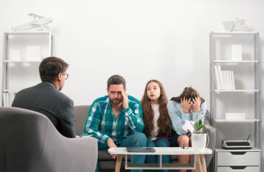 Aile psikoloji seansında. Ebeveynler psikoloğa aile veya çocuk sorunlarını anlatıyor