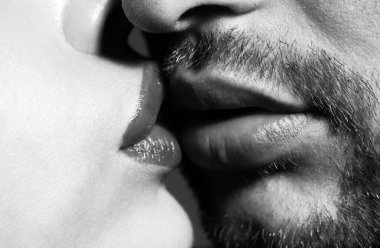 Şehvetli çift dudaklarını öpüyor. Genç aşıklar öpüşür