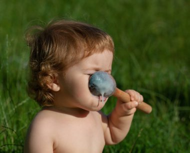 beslenme bebek kız ile kirli yüzü gülüyor