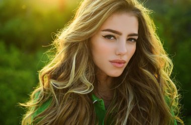 Bahar güzeli moda kadını dışarıda. Tedavi ve cilt bakımı. Doğal güzellik.