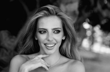 Bahar modeli. Güzel, narin, genç bir kadın, açık havada şehvetli görünüyor. İlkbaharda ya da yaz döneminde alımlı, zarif ve seksi bir bayan. Makyajlı genç bir kadının şefkat portresi