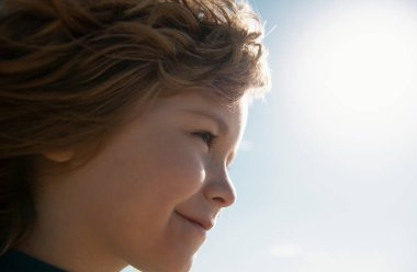 Neşeli çocuğun yakın plan portresi. Sevimli, neşeli küçük çocuk. Küçük komik çocuğun profil portresini kapat. Gülümseyen çocuklar.