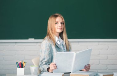 Üniversitede kitap tutan kız öğrenci, okul eğitimi, üniversite sınıfında okuyan genç kadın.