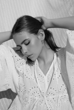 Yaz yeşilliklerinde poz veren seksi bir kadın. Köydeki genç ve seksi bayan. Açık hava eğlence aktivitesi. Kırsal ve yaşam tarzı konsepti. Kırsal tarzda. Doğa kadını.