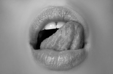 Sanat kırmızısı dudaklar. Seksi kadınlar ağzını açar, dudaklarını yalar, dillerini dışarı çıkarır.