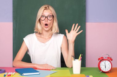 Tahta arka planda sınıftaki heyecanlı öğretmen. Profesyonel portre.