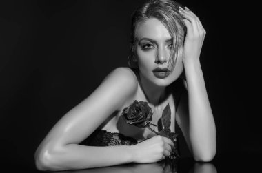 Aşk ve sevgililer günü sembolü. Sevgililer Günü için sevgililer günü kartı. Sevgililer Günü. Mutlu Sevgililer. Romantik bir randevu ya da evlenme teklifi. Gülü tutan şehvetli kadın. Sevgililer Günü için çiçekler.