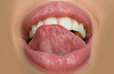 Seksi Ağız, yakın plan. Güzel genç bayan Dudaklar