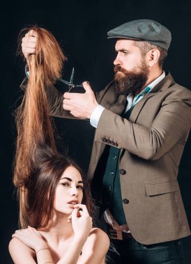 Sakallı Kuaför moda hairstail yapmak. Güzel model çok uzun saçlı. Kuaför, Güzellik Salonu