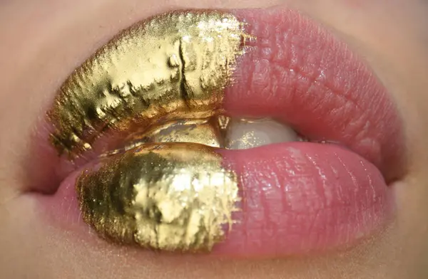 stock image Sexy girl golden lips, gold mouth. Glowing gold skin make-up. Glitter metallic shine golden lipgloss makeup. Golden art design