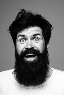 Duygular. Heyecanlı yakışıklı adam. Gülümseyen adamın portresi. Olumlu insan yüz ifadeleri ve duyguları