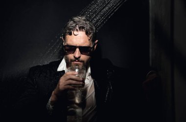 Kişilik krizi, orta yaş krizi. Orta yaş krizi. Takım elbiseli üzgün iş adamı banyoda viski içiyor. İş krizi. Orta yaşlı, gri saçlı, bunalımlı. Alkol ve uyuşturucu bağımlısı