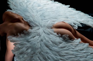 Melek kanatları. Düşmüş Melek. Sevgililer Günü. Romantik Hediyeler ve Sevgililer Günü Hediyeleri. Sevgililer Günü 'nün Gerçek Tarihi