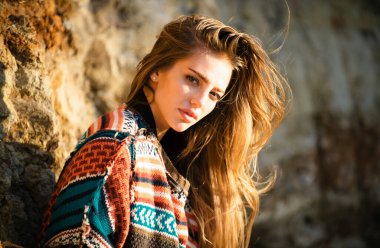 Boho tarzı süveter giyen güzel bir kadın. Şık bahar kıyafetleri giyen güzel genç bir kadın. Moda elbiseli mankenin portresi