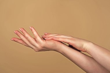 Güzel Kadın Elleri. Kadın Elleri Kremi, Losyon. Spa ve Manikür konsepti. Yumuşak ten, cilt konsepti. Elinle dokunmaya çalış. Parmaklar birbirine dokunur. Şehvetli kollar