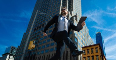 Caddeye atlayan bir iş adamı. Sonraki Zıplama ve Basamaklar. İş Tutkuları konsepti. Hedef iş başarı stratejisi. Yaratıcı büyüme. Büyüme atlama işi başarı süreci. İleri Atla