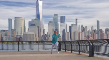 Koşucu eğitimi dışarıda. New York 'ta koşan bir adam. Spor, koşu ve koşu konsepti. New York, Manhattan, Hudson, ABD. Spor kıyafetleri. Açık hava antrenmanı. Olgun sporcu koşucusu. Sağlıklı egzersiz