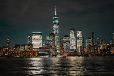 The NYC City, ABD 'de bir gece. İkonik binalarla dolu bir gece. New York City Manhattan Şehir Merkezi Skyline, Jersey City, ABD.