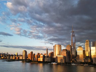 New York, New York şehrinin gökyüzü dramatik. Amerikan Kentsel Gökdelenleri dramatik bulutların yakınında. New York City silueti, ABD 'de Manhattan şehri manzarası. Manhattan 'da panoramik manzara. ABD