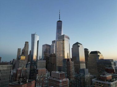 Jersey 'den Hudson Nehri' ne kadar gökdelenleri olan New York City silueti. Manhattan, Midtown, NYC, ABD. New York 'un iş bölgesinde gökdelenler, binalar, New York kuleleri. New York silüeti