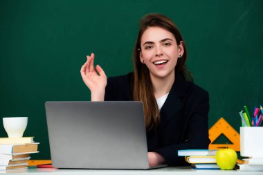 Öğrenci kız sınıfta ders çalışıyor. Öğrenci kız materyali anlamak için çok çalışıyor. Öğrenci ergen sınıfta öğreniyor. Öğrenci kız okulda.