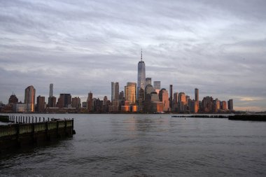 Amerika Birleşik Devletleri 'nin New York şehrinin ufuk çizgisi. İkonik binalarla mavi gökyüzü günü. New York City Manhattan Şehir Merkezi Skyline, Jersey City, ABD