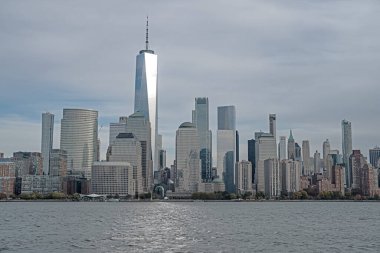 New York, Birleşik Devletler. Manhattan 'ın ortasındaki New York şehrinin gökyüzü manzarası. ABD, New York, New York, Manhattan. Amerikan büyük şehri. Aşağı Manhattan silueti. New Jersey 'den New York. Manhattan şehir merkezi.