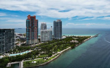 Miami Beach, South Beach, Florida, ABD. Miami sahili. Miami Plajı ve şehir manzarasının havadan görüntüsü. Miami sahili kıyı şeridi, hava manzaralı.