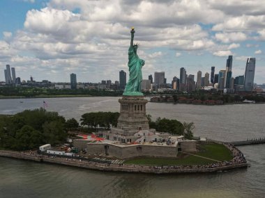 New York şehir manzarasının üzerindeki Özgürlük Anıtı 'nı. Özgürlük heykeliyle New York şehri silueti. Özgürlük Heykeli ve Manhattan. ABD 'nin sembolü. NYC