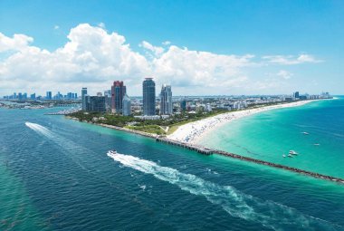 Miami 'nin silueti. Miami sahili hava manzaralı. Güney Sahili, Miami Sahili. Miami Beach, Florida 'daki South Pointe Parkı' nda hava manzarası. Florida 'da Amerikan turizmi