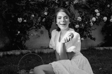 Elma yiyen heyecanlı bir kadın, sağlıklı bir yaşam tarzı. Kızlar bahar parkında taze yeşil bir elma portresi tutuyor. Sağlıklı yiyecekler. Sağlıklı dişler için meyve. Kadın elma yiyor.