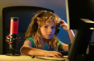 Sanal online okul sınıfında çocuk eğitimi. Çocuk evde dizüstü bilgisayarla çalışıyor. Dizüstü bilgisayar kullanan bir çocuk. Çocuklar için evde eğitim. Çocuklar için sosyal medya