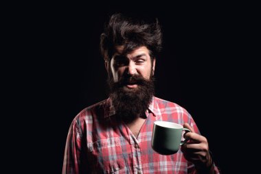 İyi sabahlar. Mans bir fincan kahve tutuyor. Sabah çayı. İyi sabahlar. Çay fincanlı adam. Bir fincan kahveli hippi adam. Sakallı adam gülümsüyor, elinde bardak çayı var. Uyan! Uyan! Mutlu bir gün. Sabah çayından sonra