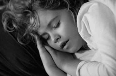 Gece uykusu. Tatlı çocuk yatakta uyuyor. Uyuyan çocuk