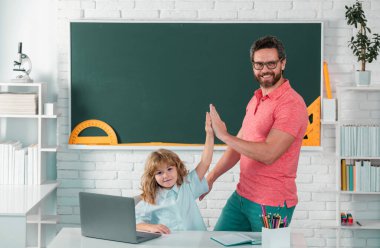 Okula dönelim. Okul öğretmeni ve öğrenci sınıfta.