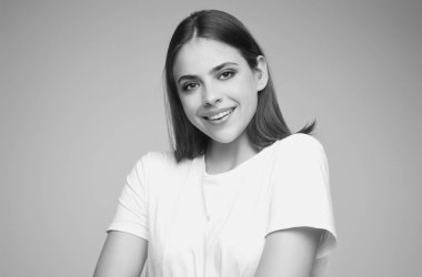 Çekici, mutlu ve gülümseyen genç bir kadının portresi. Neşeli, heyecanlı, neşeli kadın model. Mutlu kadının yakın plan portresi. Gülümseyen pozitif bir kızın portresi