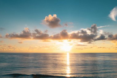 Denizde gün batımı. Yaz denizi olan doğa duvar kâğıdı. Gündoğumu, deniz kıyısı, deniz dokusu. Tropikal okyanusta sakin bir gün doğumu