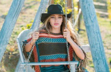 Doğal kadın güzelliği. Moda şapkalı genç kadın. Dışarıdaki zarif genç bayanın şehvetli portresi. Güzel, şık bir kız.