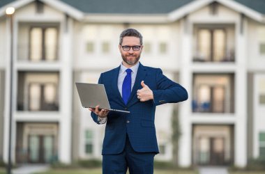 Dışarıda dizüstü bilgisayarla çalışan serbest çalışan bir adam. Serbest çalışan bir adam dizüstü bilgisayarı kontrol ediyor. Dizüstü bilgisayara mesaj yazan ciddi bir serbest yazar. Erkek serbest çalışan dizüstü bilgisayar kullanıyor. Bağımsızlık ve iş