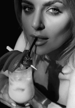 Mavi gözlü güzel bir kadın restoranda taze soğuk bir içecek tutuyor. Seksi bayan kokteyl içiyor. Dişi şehvetli kız yaz içkisinden hoşlanıyor. Alkolik içecekler